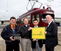 Stellten am 19. August 2011 die Oldttimer-Bahn vor (v. l.): Jrgen Noetzel, Vorsitzender des Straenbahnervereins, Dirk Artschwager, Leiter Verkehrsmanagement bei moBiel, Erkan Bakir, Arbeitsgruppe GT 8, und moBiel-Geschftsfhrer Wolfgang Brinkmann.
