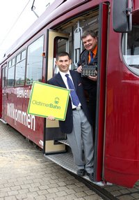 Bakir Erkan (vorne), Arbeitsgruppe GT8, und Jrgen Noetzel, Vorsitzender des Straenbahnervereins, freuen sich, dass die moBiel-Oldtimer-Bahn ab Sonntag, 21. August 2011, auf den Bielefelder Schienen unterwegs sein wird.
